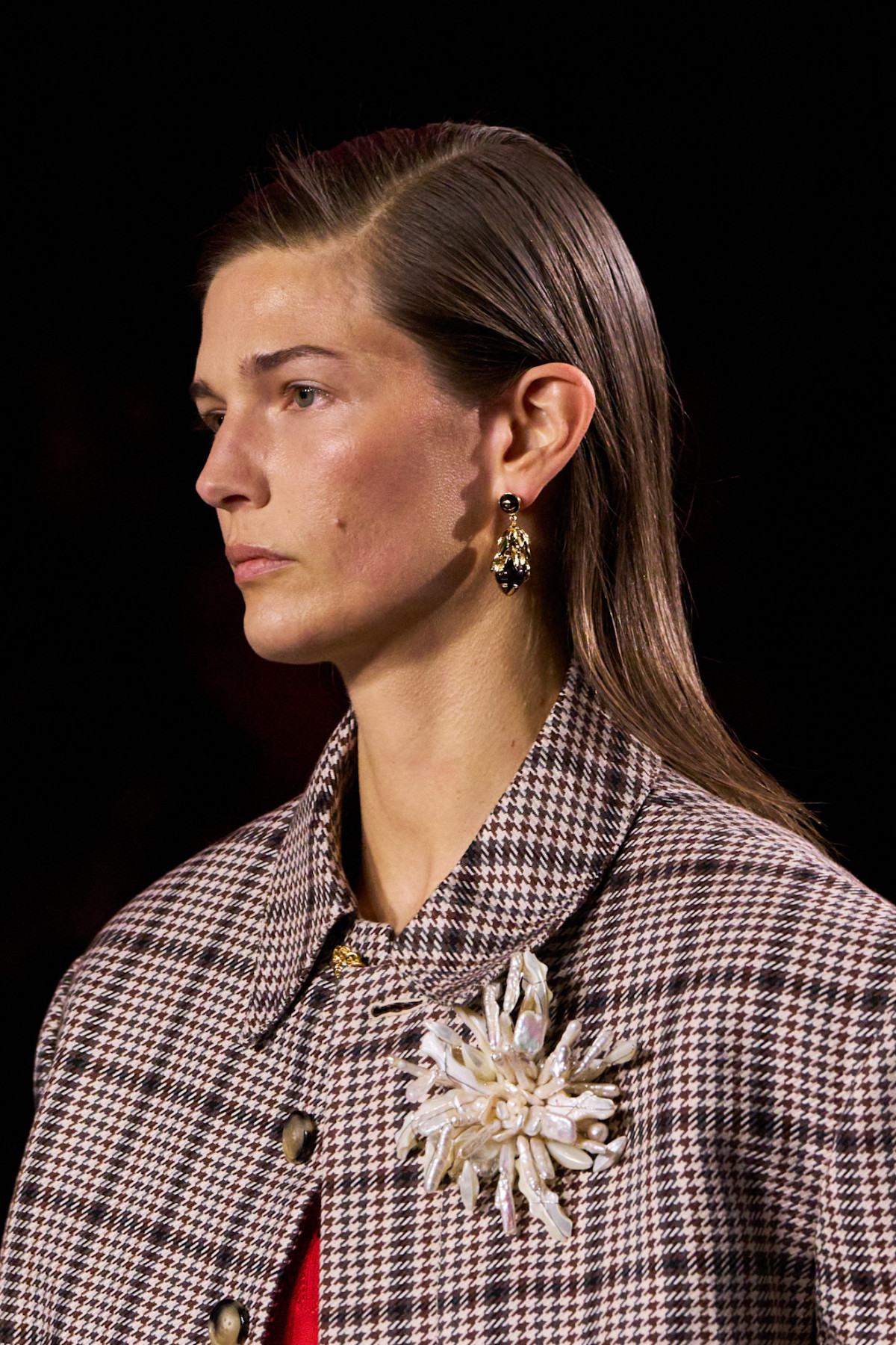 Від Chanel до Saint Laurent: як зробити масивні прикраси головною